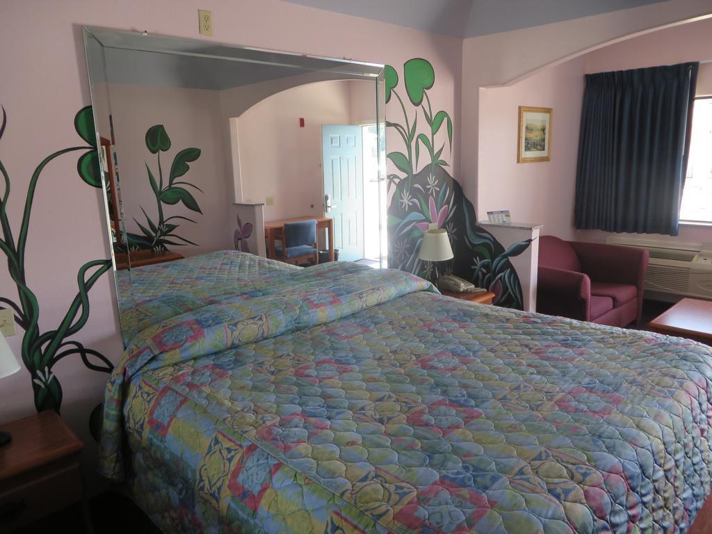 Travelers Inn And Suites Либерти Номер фото