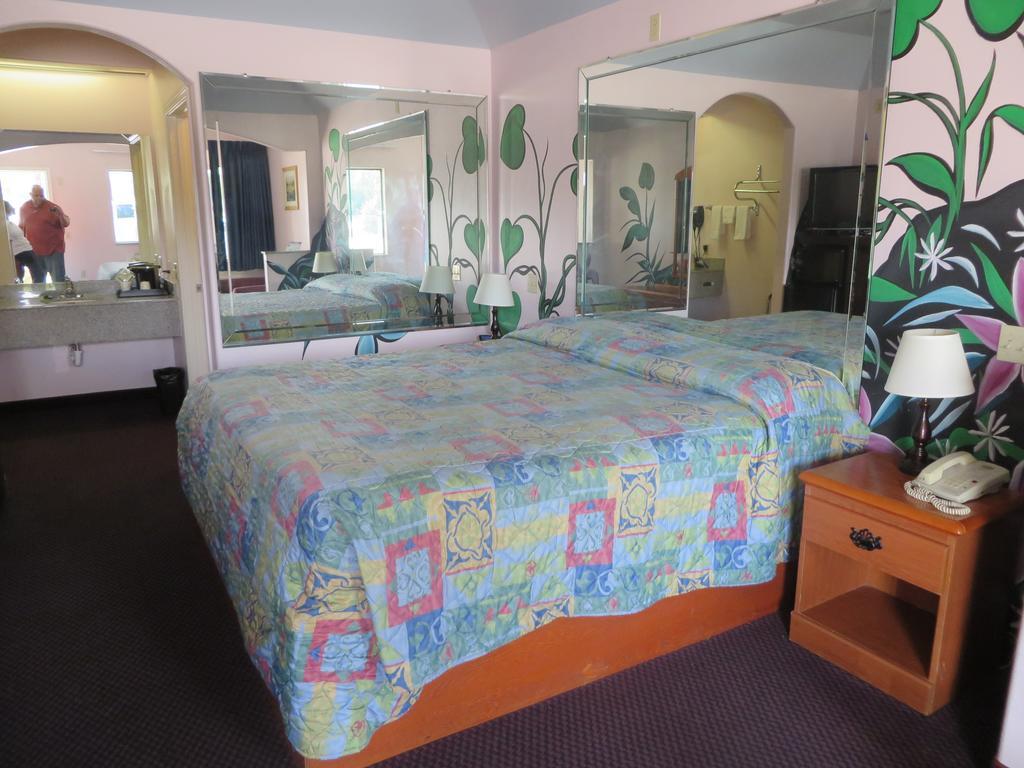 Travelers Inn And Suites Либерти Экстерьер фото
