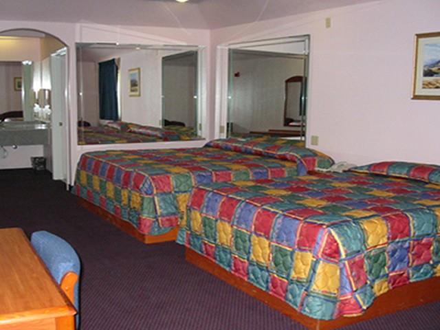 Travelers Inn And Suites Либерти Номер фото